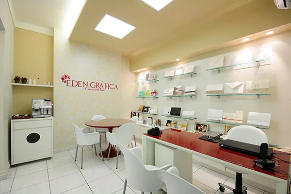 Showroom com a logomarca da Eden Gráfica aplicada na parede ao fundo